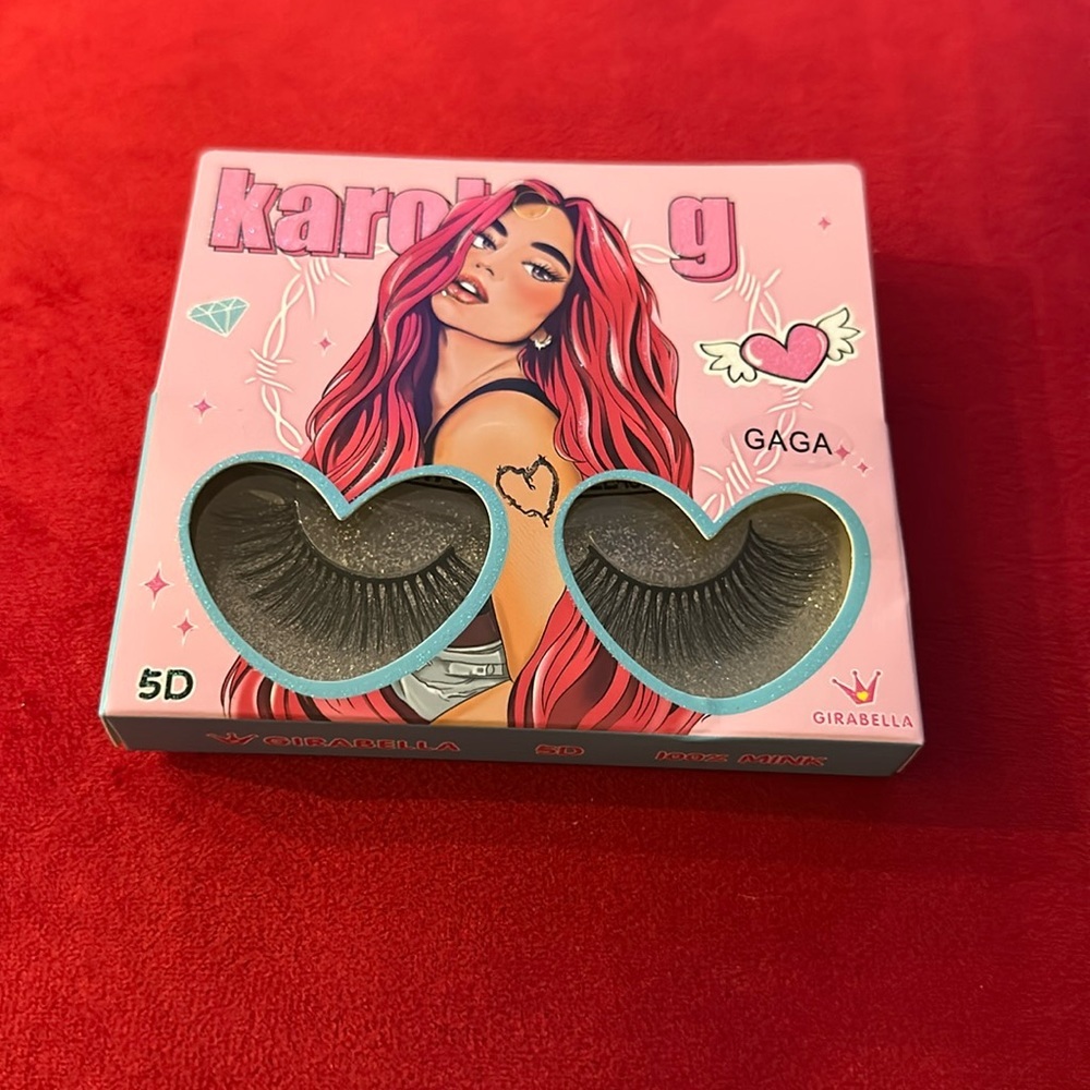 New Karol G eyelash‎